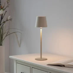 JUST LIGHT. Akku-Tischleuchte Boteria