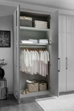 Hot Kleiderschrank Monaco 250 x 236 cm Kleiderschränke